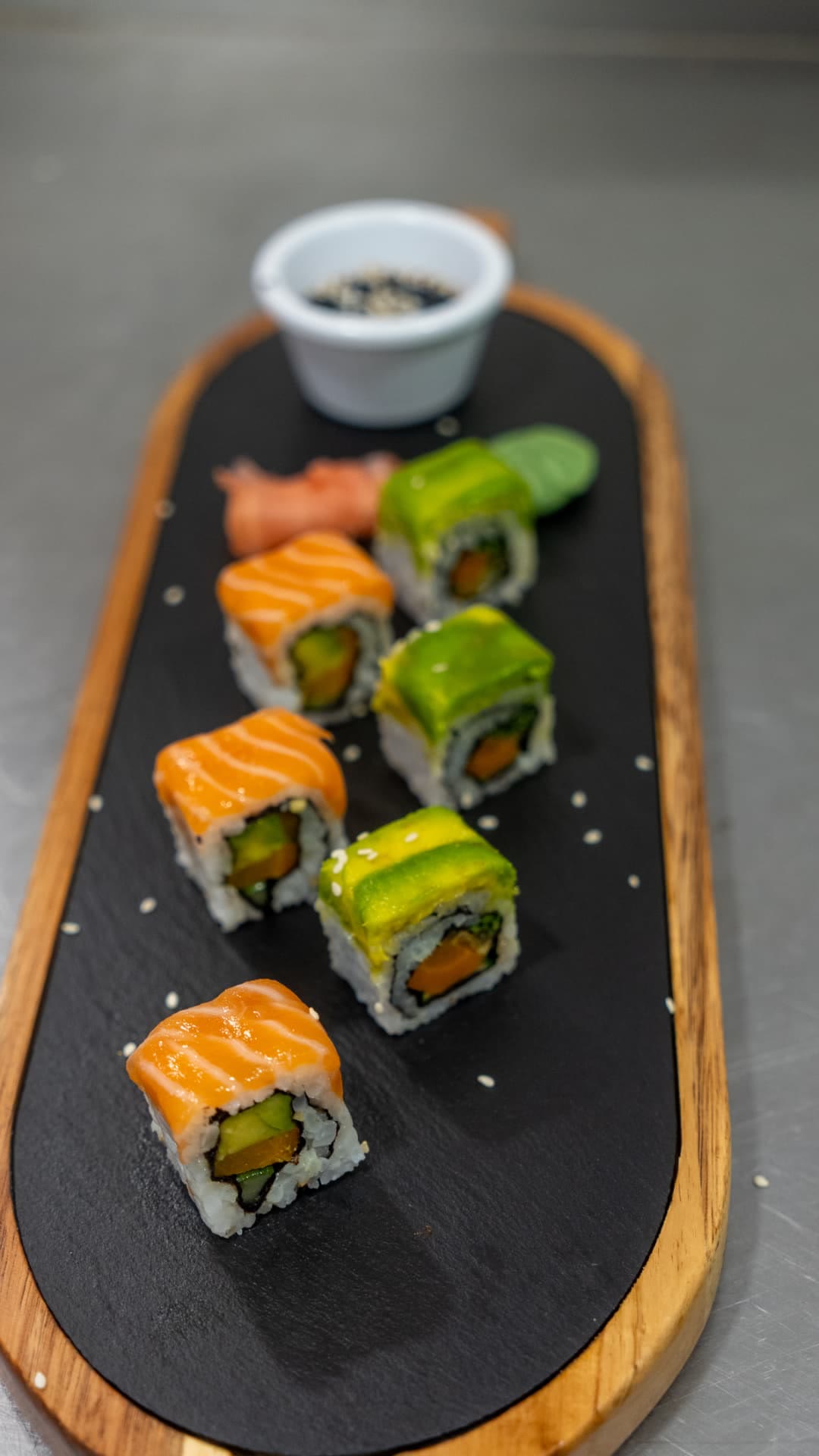 Makis saumon et avocat sur ardoise