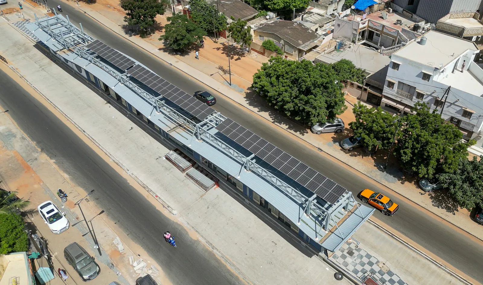 Vue aérienne d'une station du BRT et de sa toiture solaire
