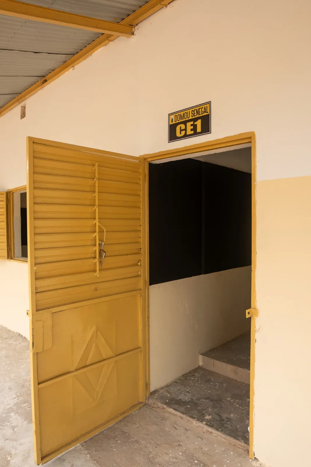 Porte réhabilitée de la classe de CE1