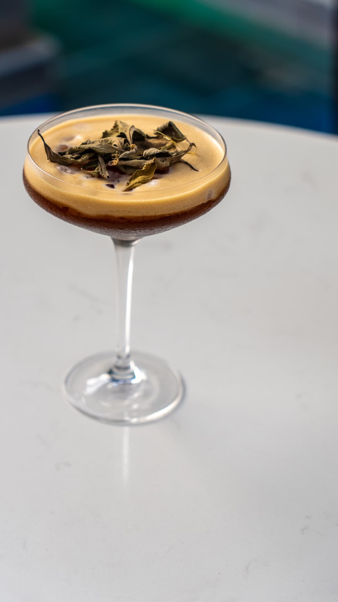 Cocktail au café garni de feuilles séchées