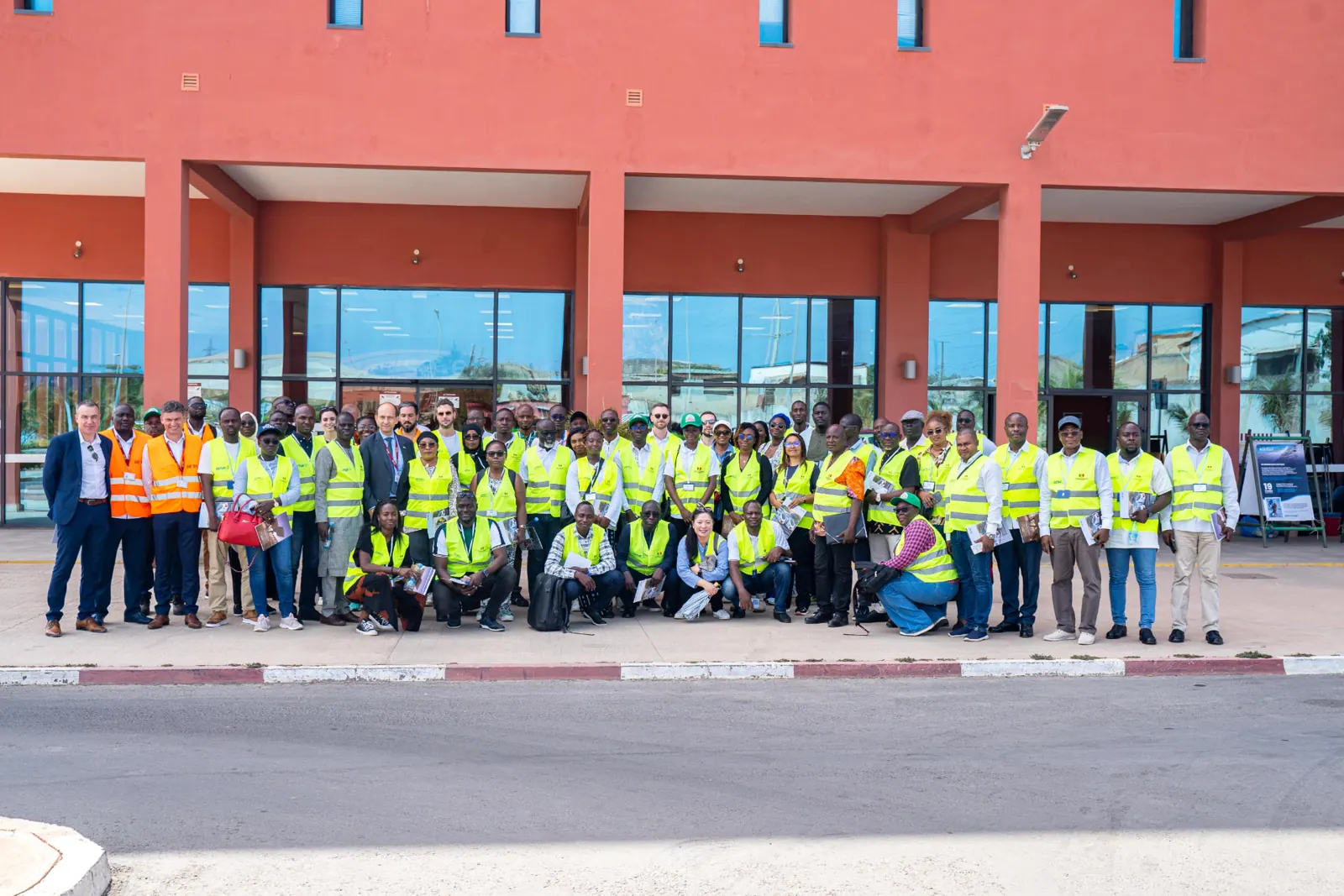 Photo de groupe devant les locaux de SETER