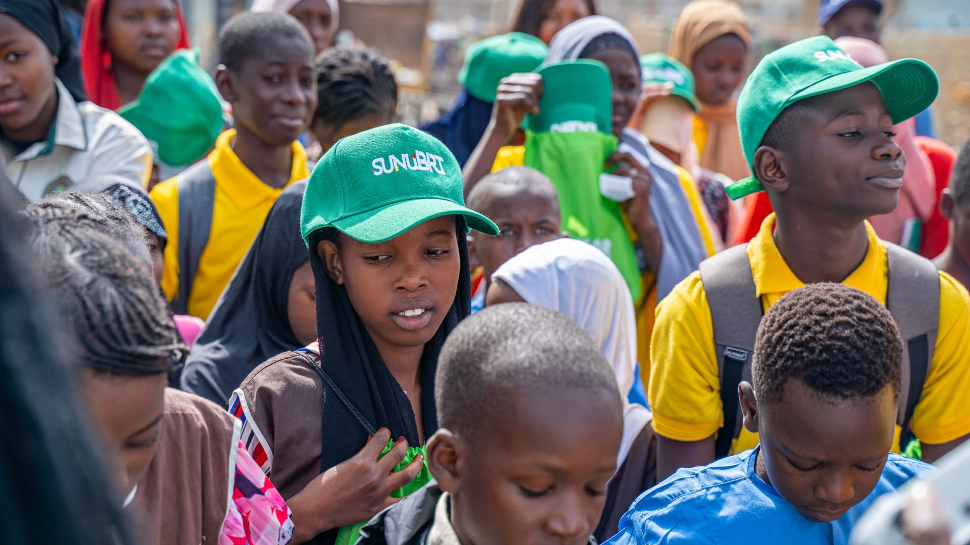 Élèves en casquettes Sunu BRT