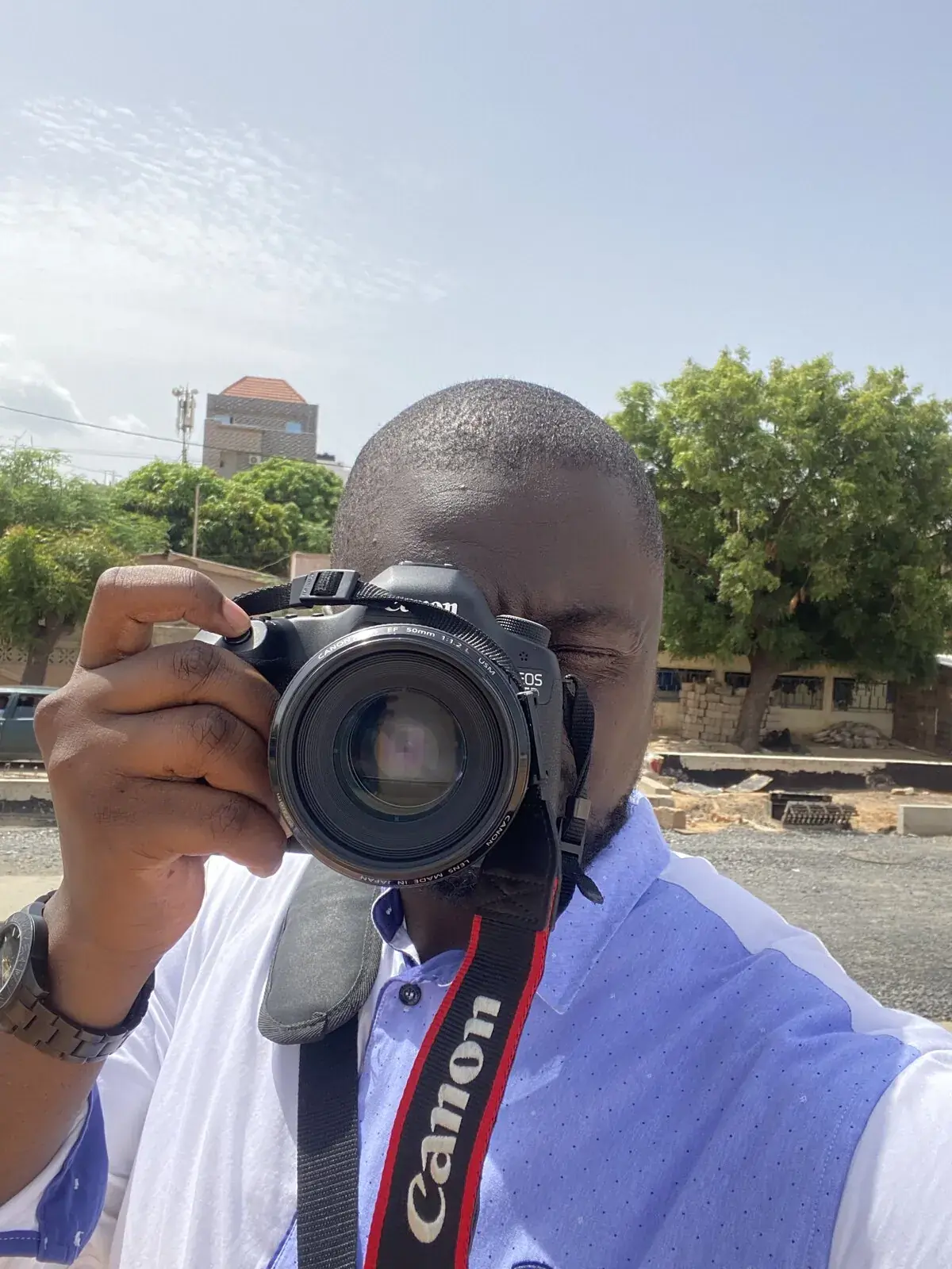 Abdou Karim Gaye derrière son appareil photo