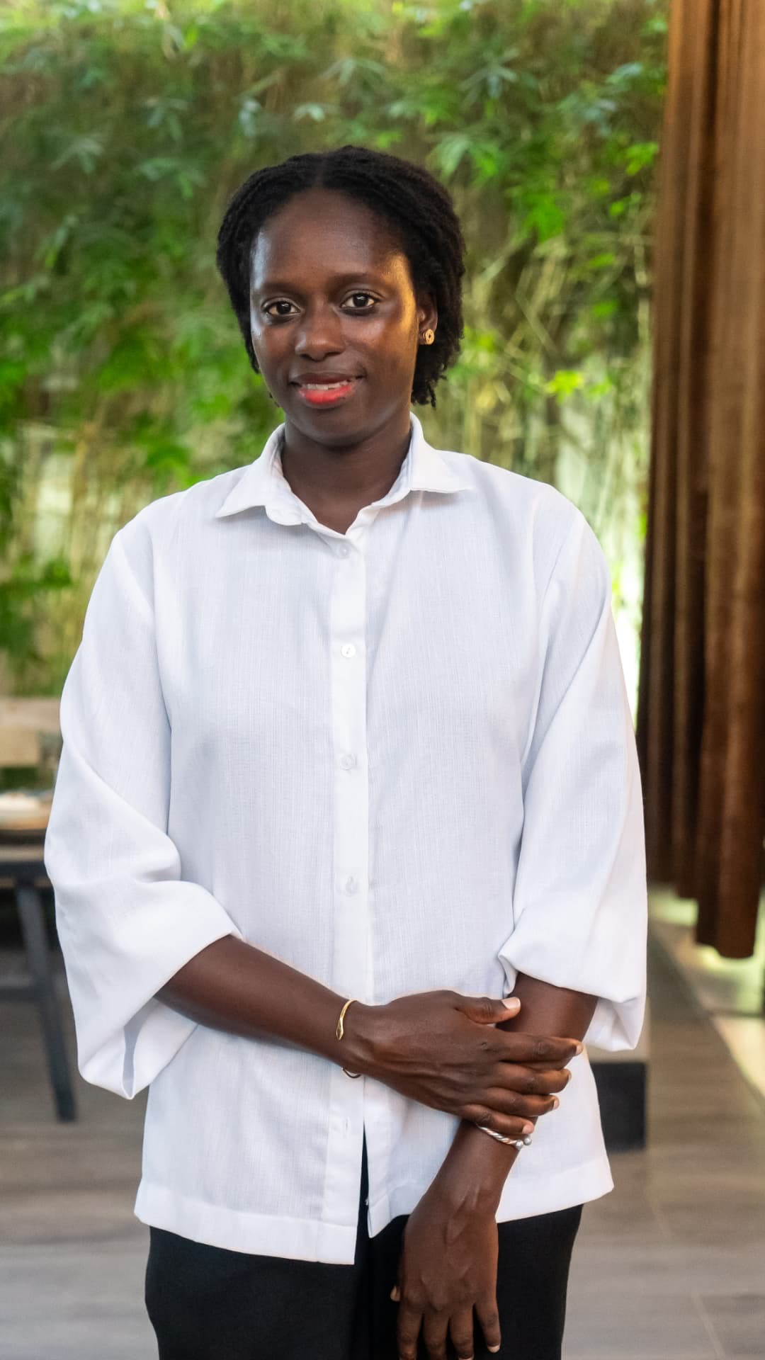Membre de l'équipe Alkimia en chemise blanche