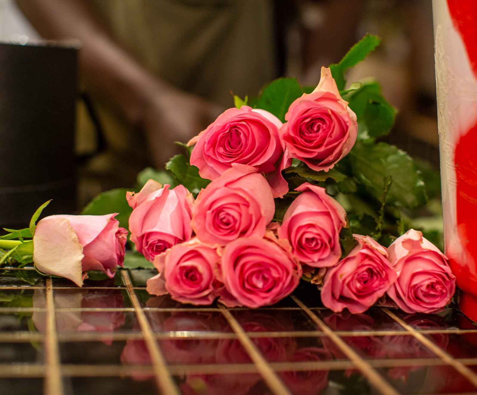Roses roses sur le comptoir