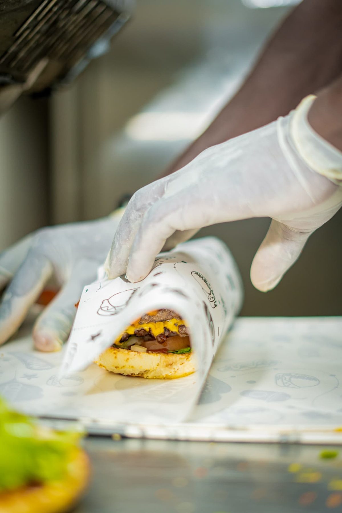 Burger emballé à la main dans le papier Nomad