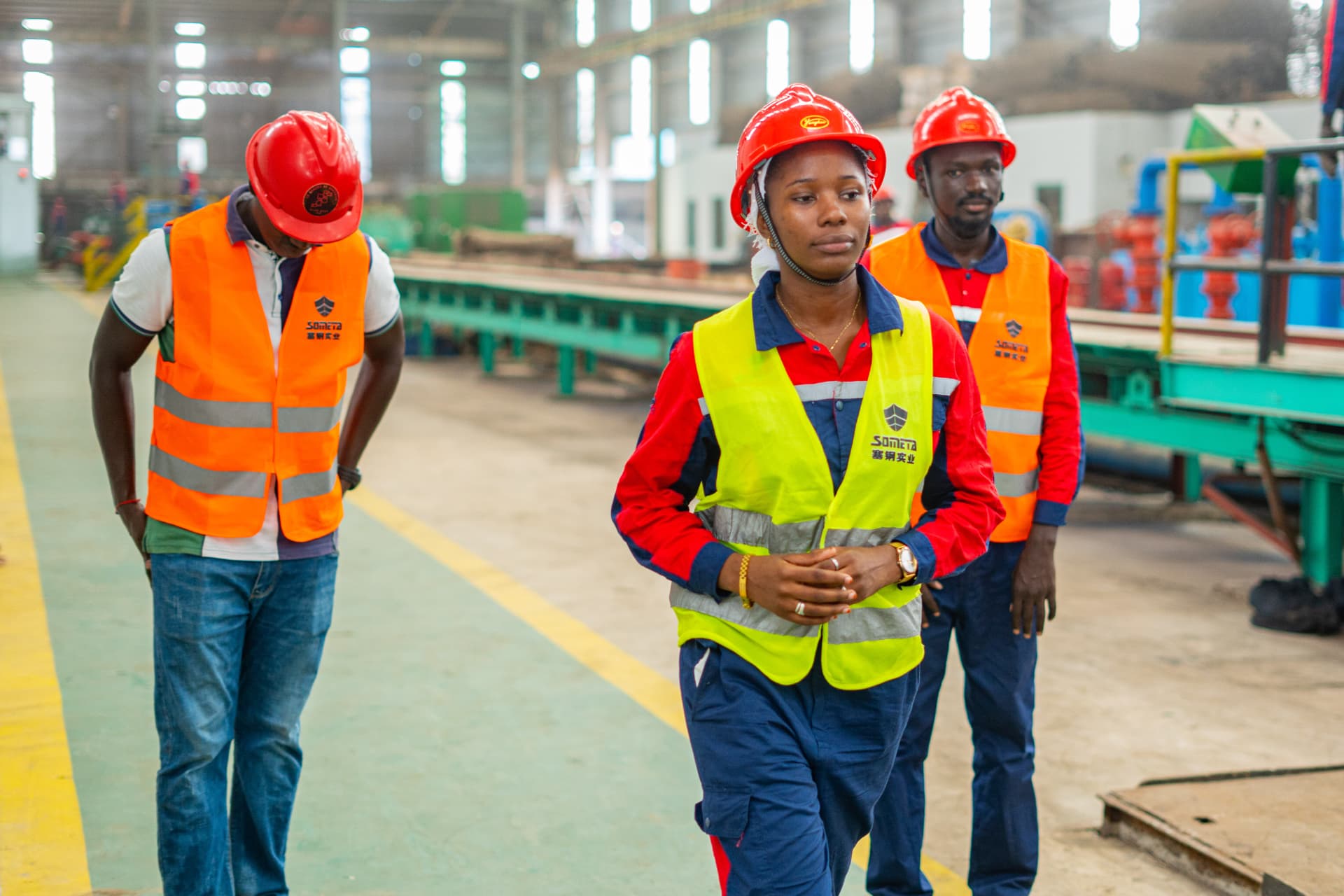 Une collaboratrice en tête d’une visite de l’usine