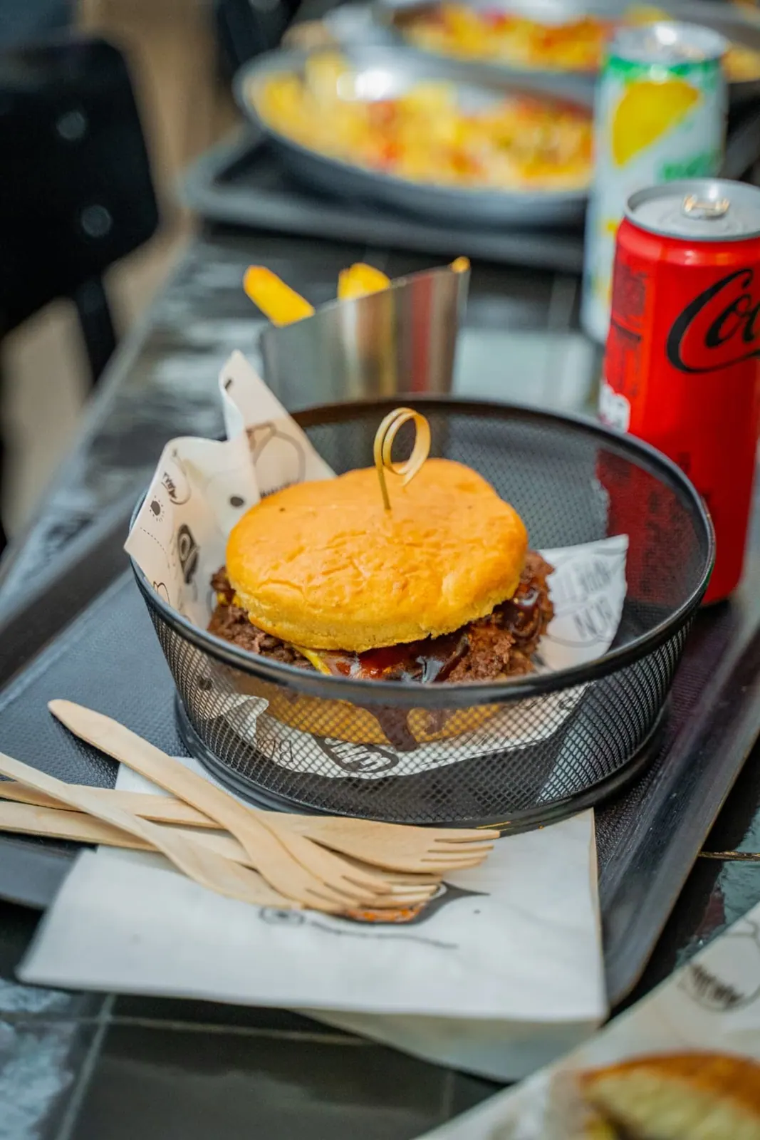 Menu burger, frites et boisson sur plateau