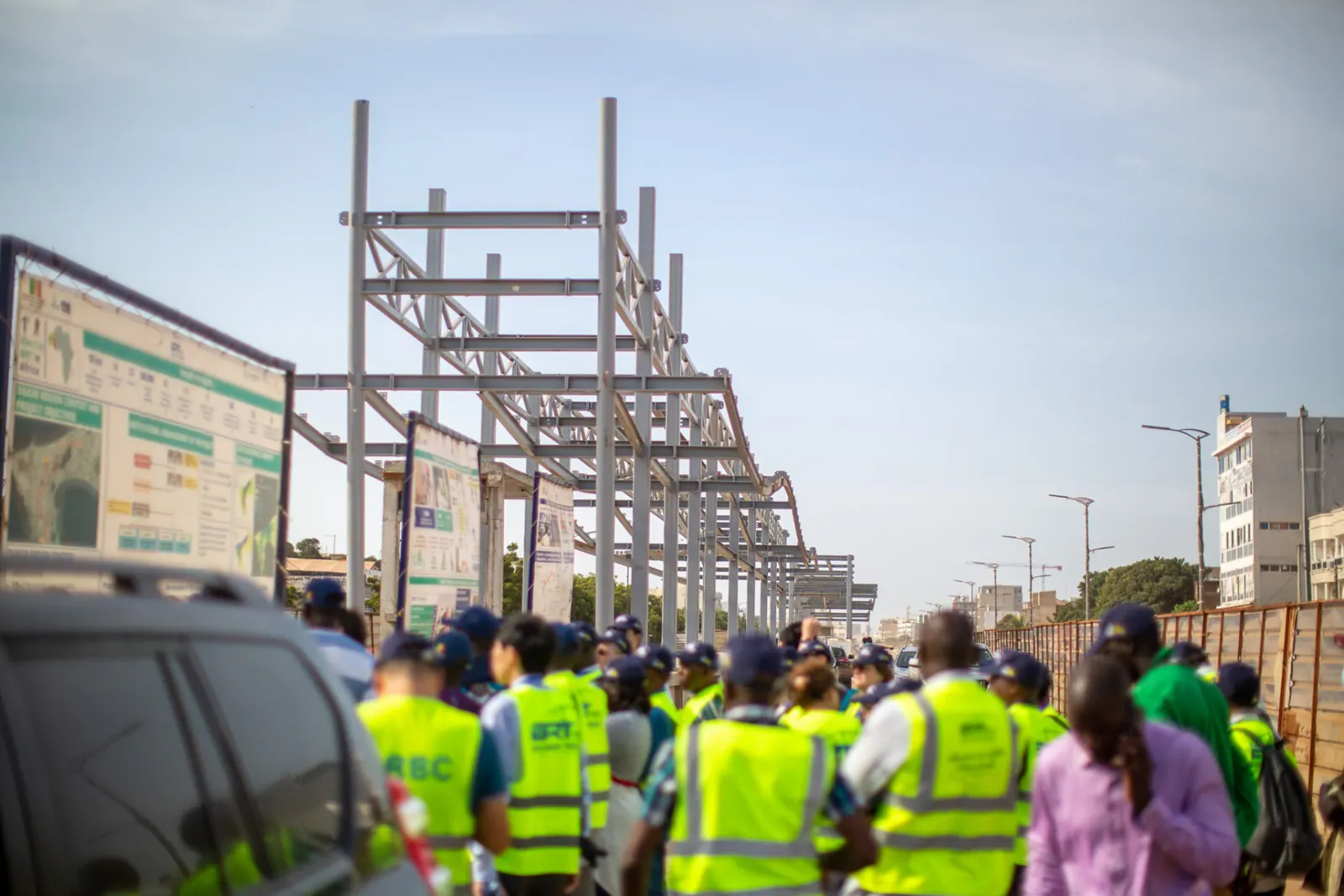Délégation en gilets BRT visitant les stations en construction