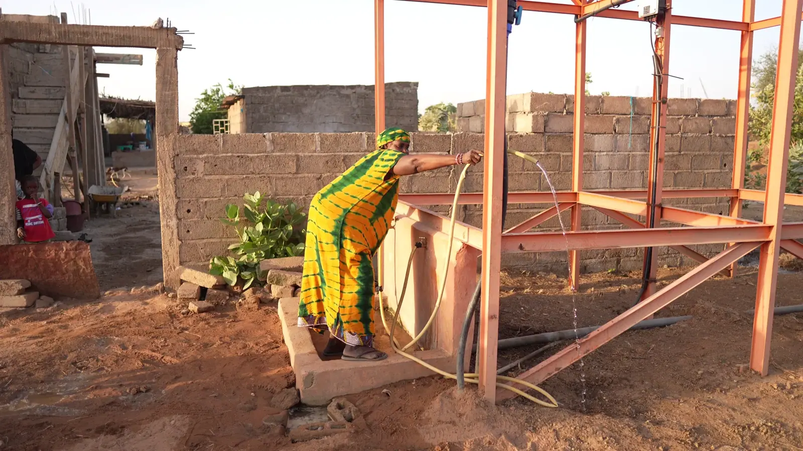 Bénéficiaire utilisant un point d'eau aménagé
