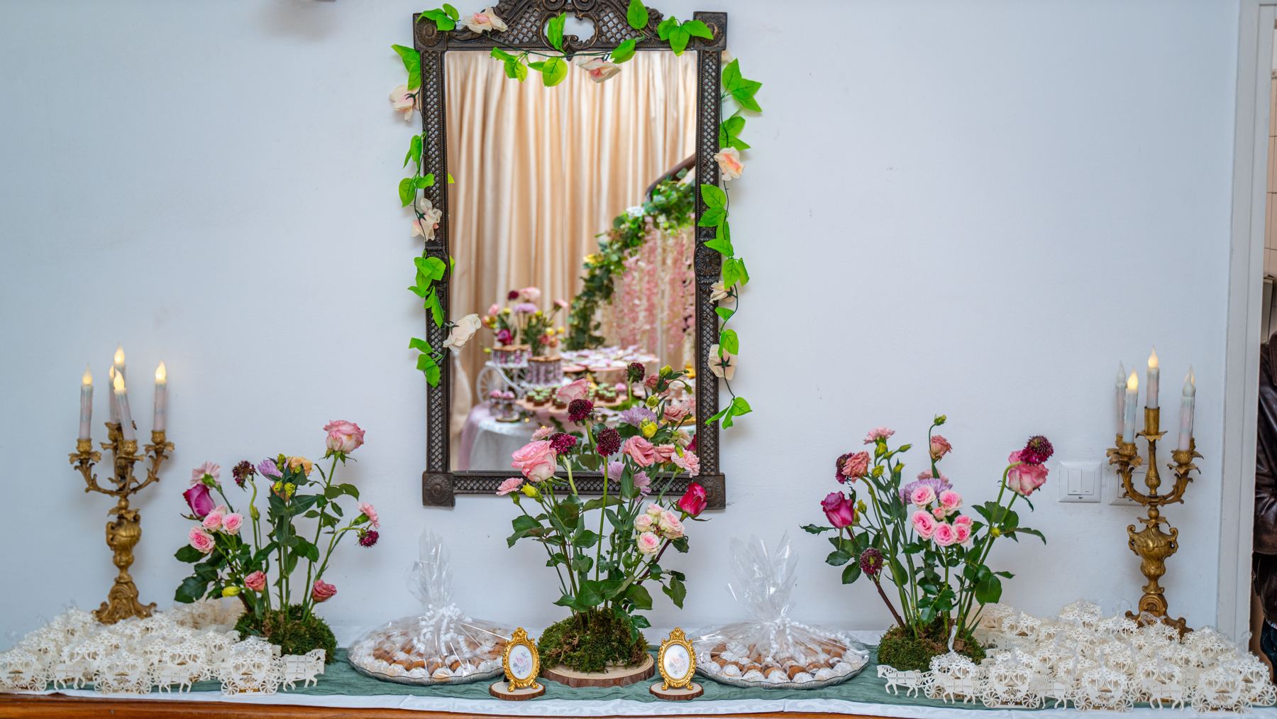Table des douceurs fleurie, chandeliers et miroir
