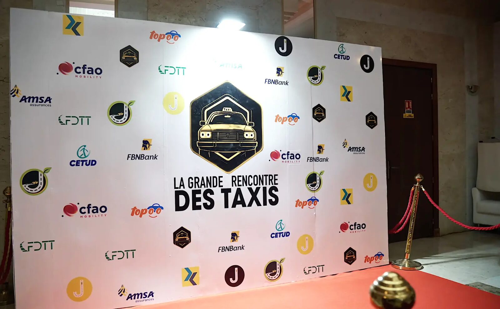 Mur photo La Grande Rencontre des Taxis avec les logos des partenaires