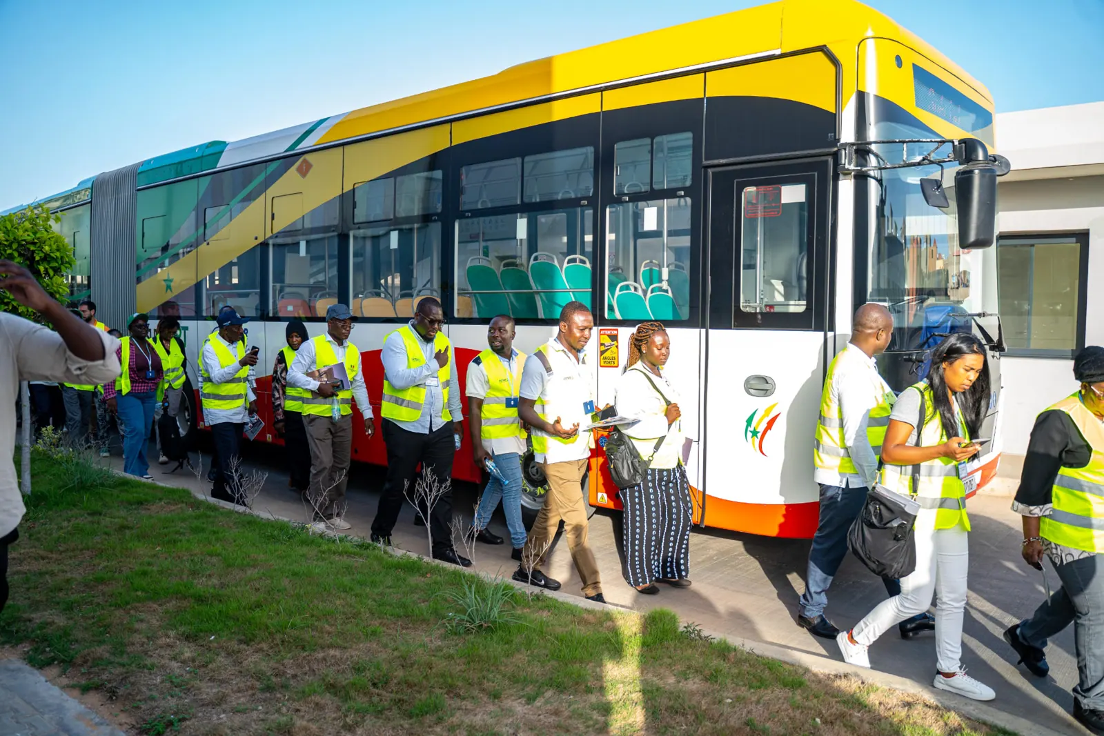 Descente des participants après la visite du bus