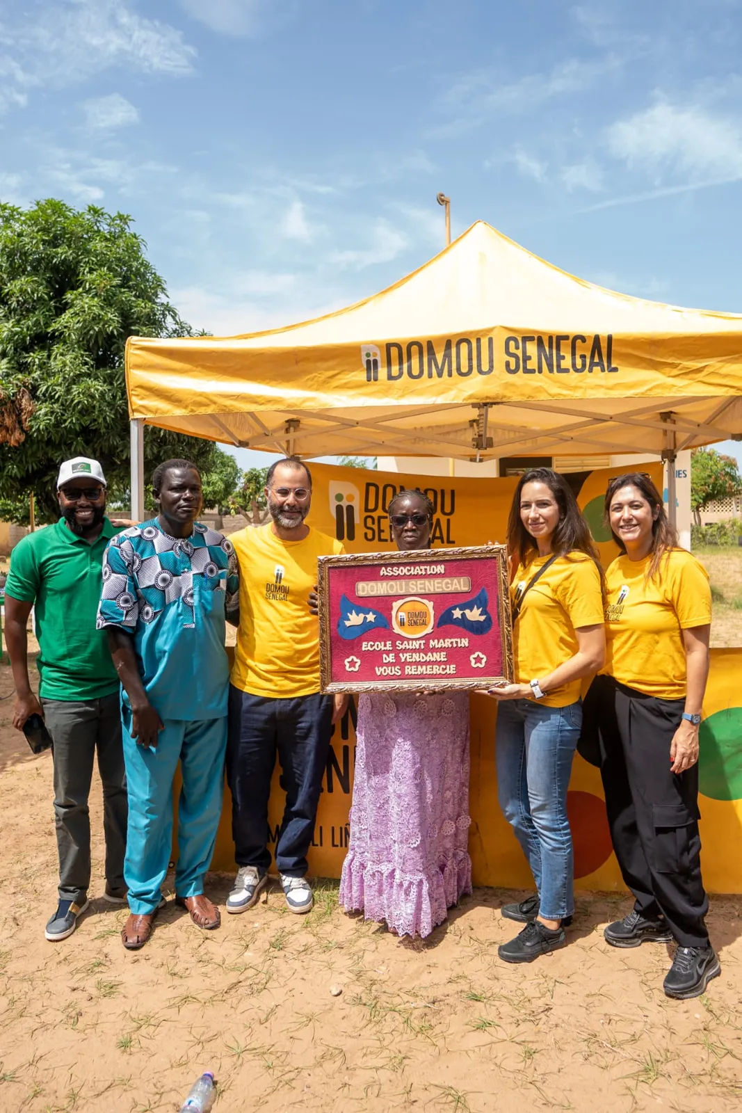 Remise de la plaque de remerciement de l'École Saint-Martin à Domou Sénégal