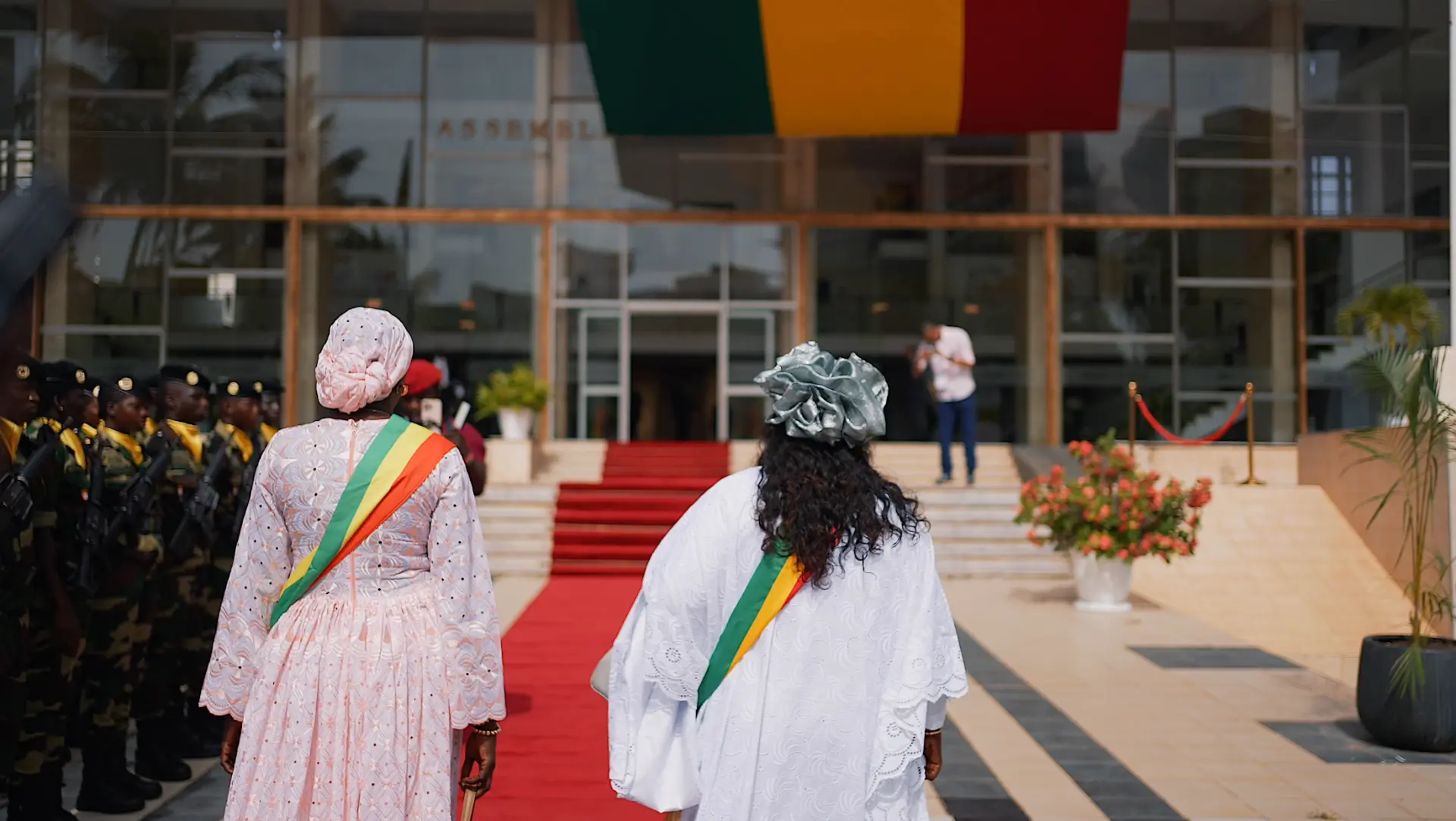 Députées arrivant sur le tapis rouge