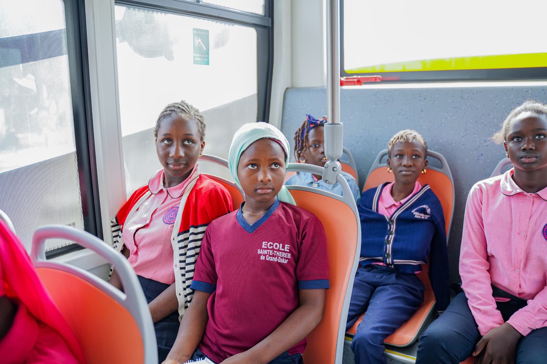 Élèves assises à bord du bus