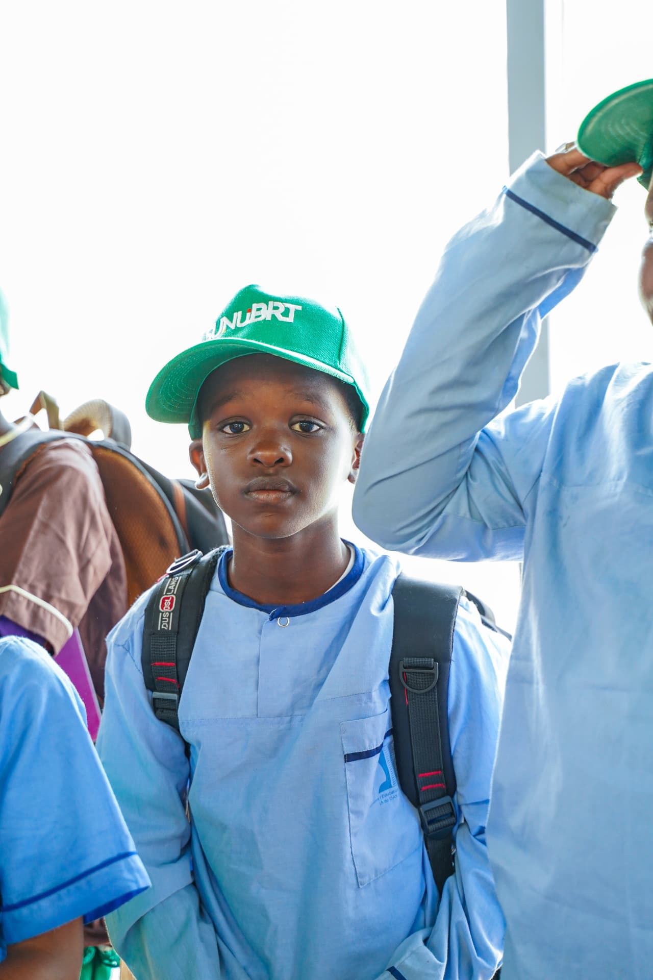 Portrait d'un élève en casquette Sunu BRT