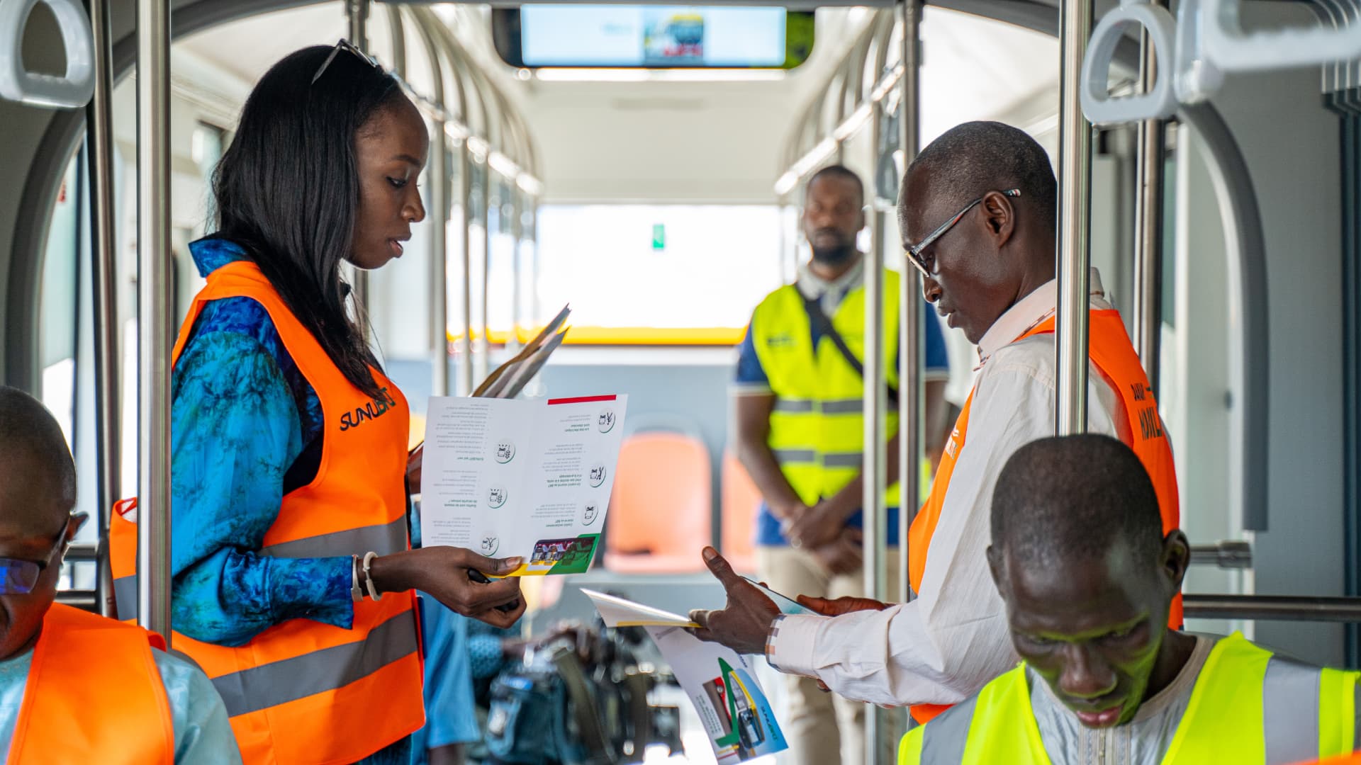 Distribution de dépliants à bord du bus