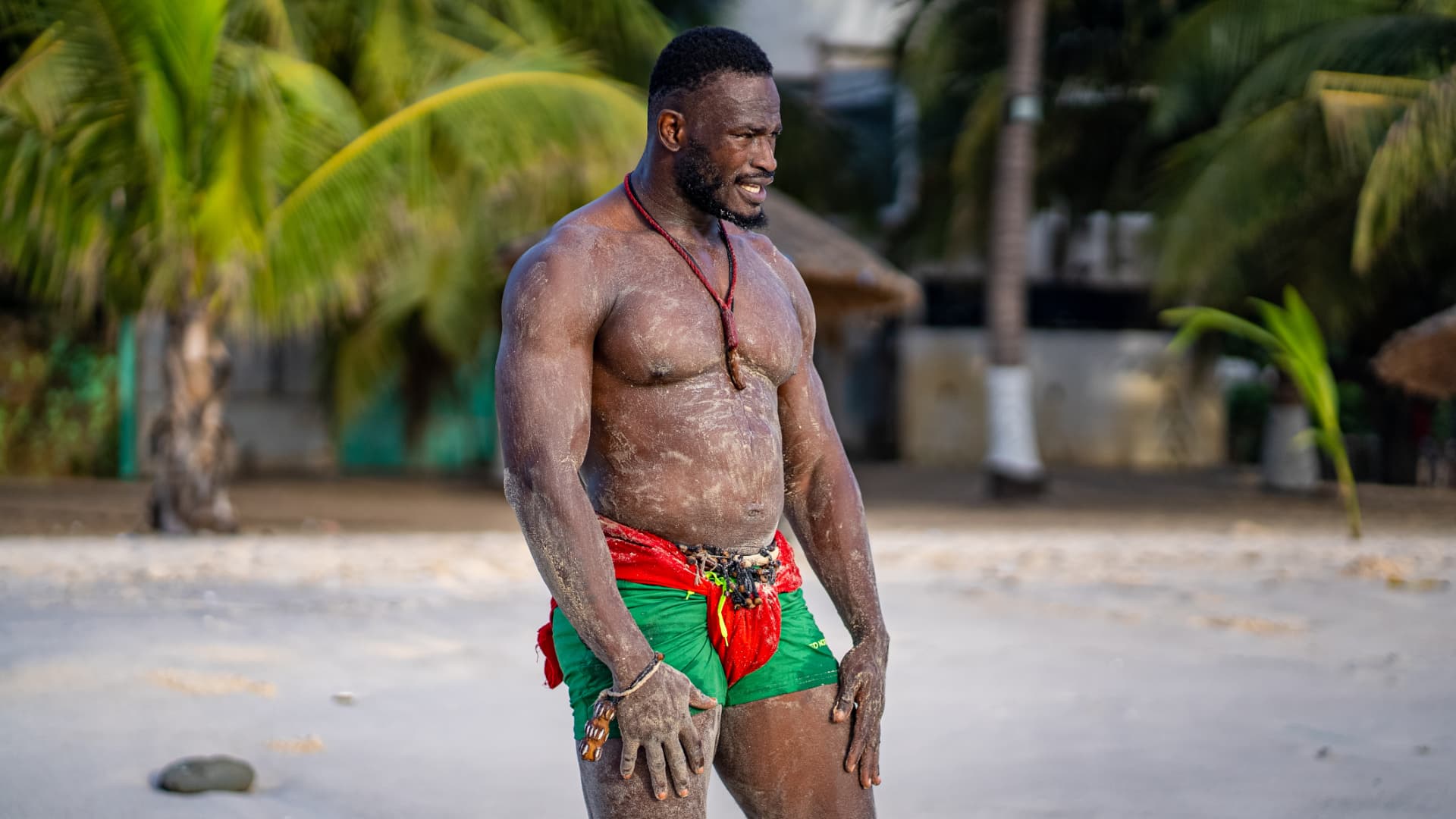 Lutteur couvert de sable sur la plage