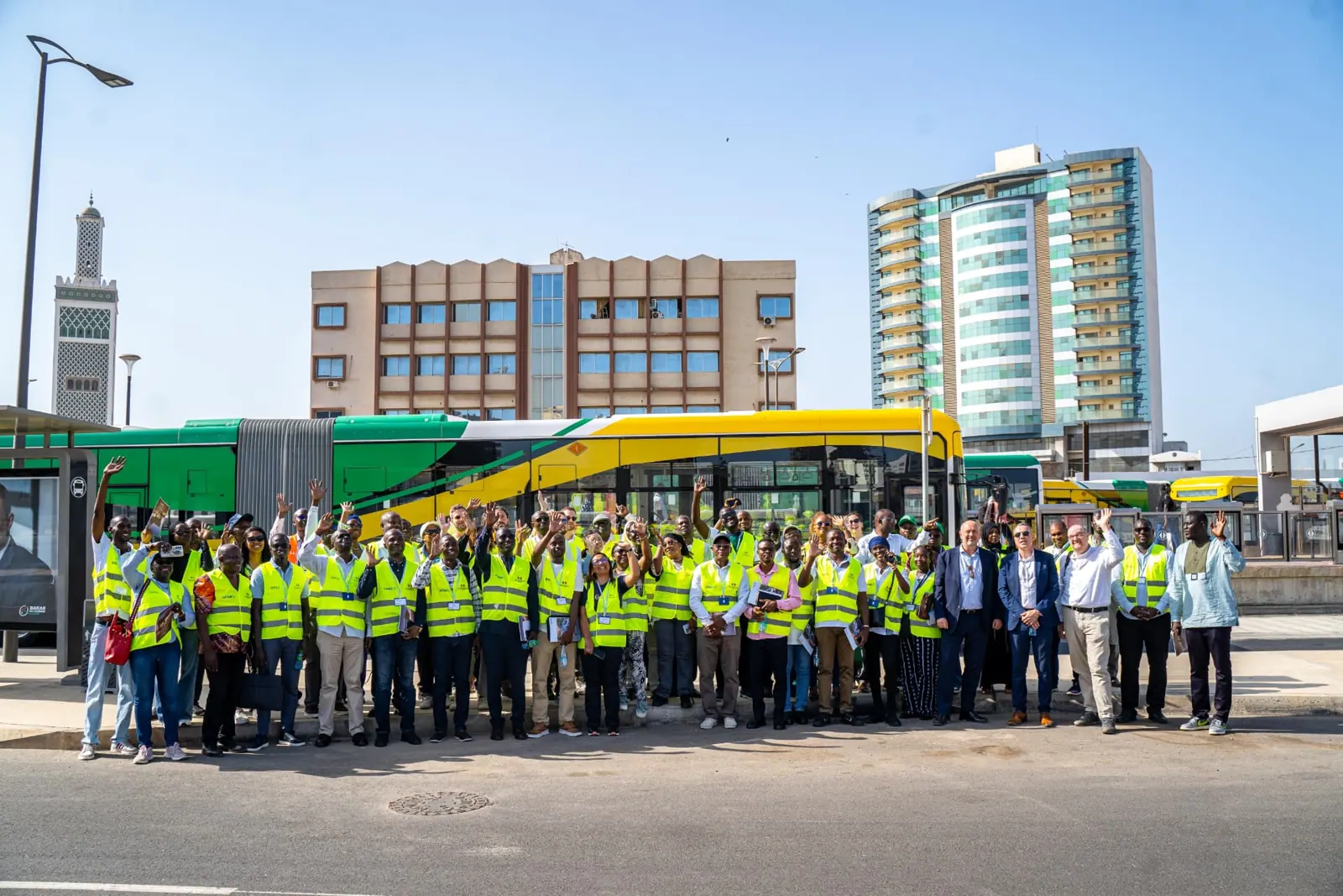 Photo de groupe devant la flotte du BRT