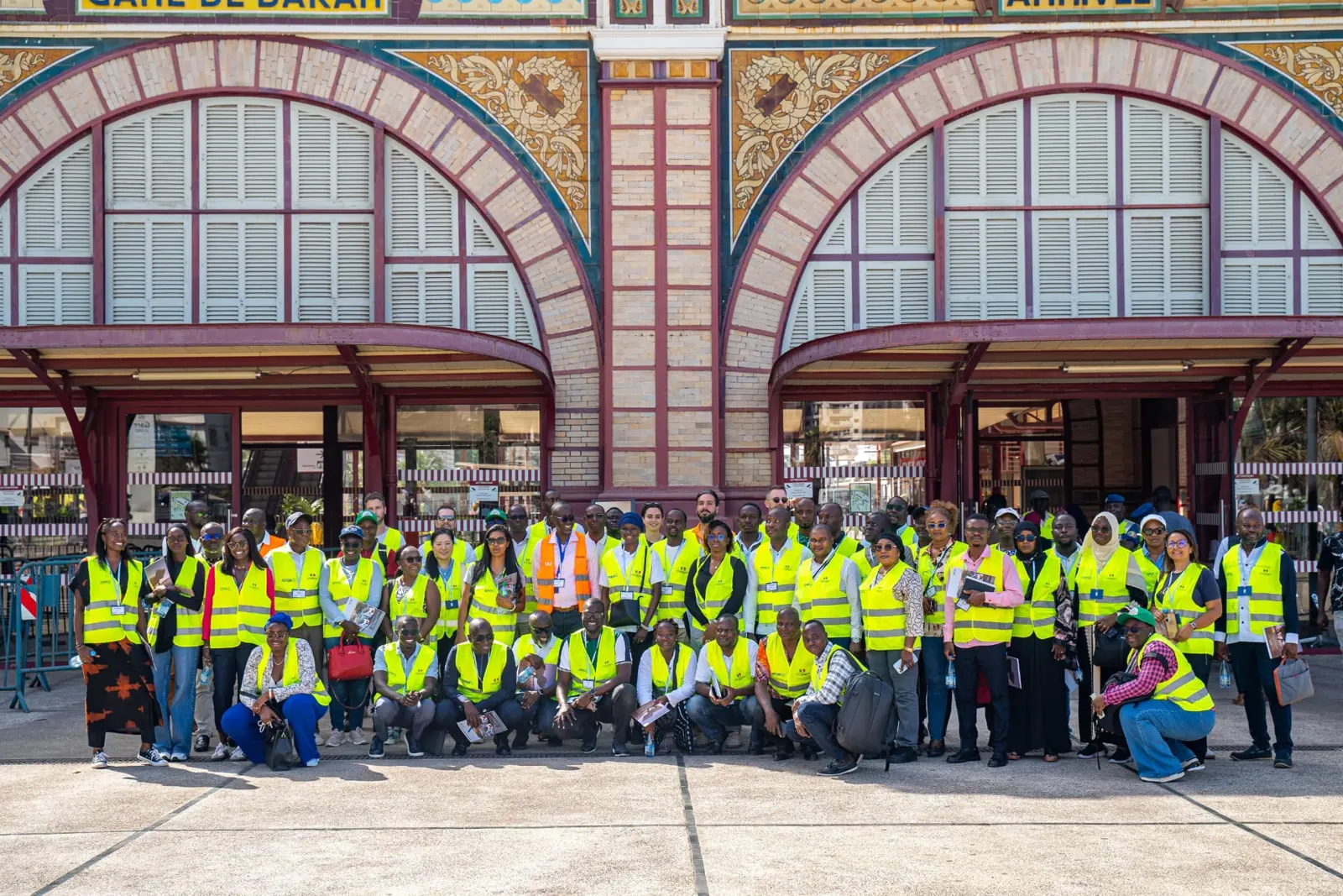 Photo de groupe devant la gare de Dakar