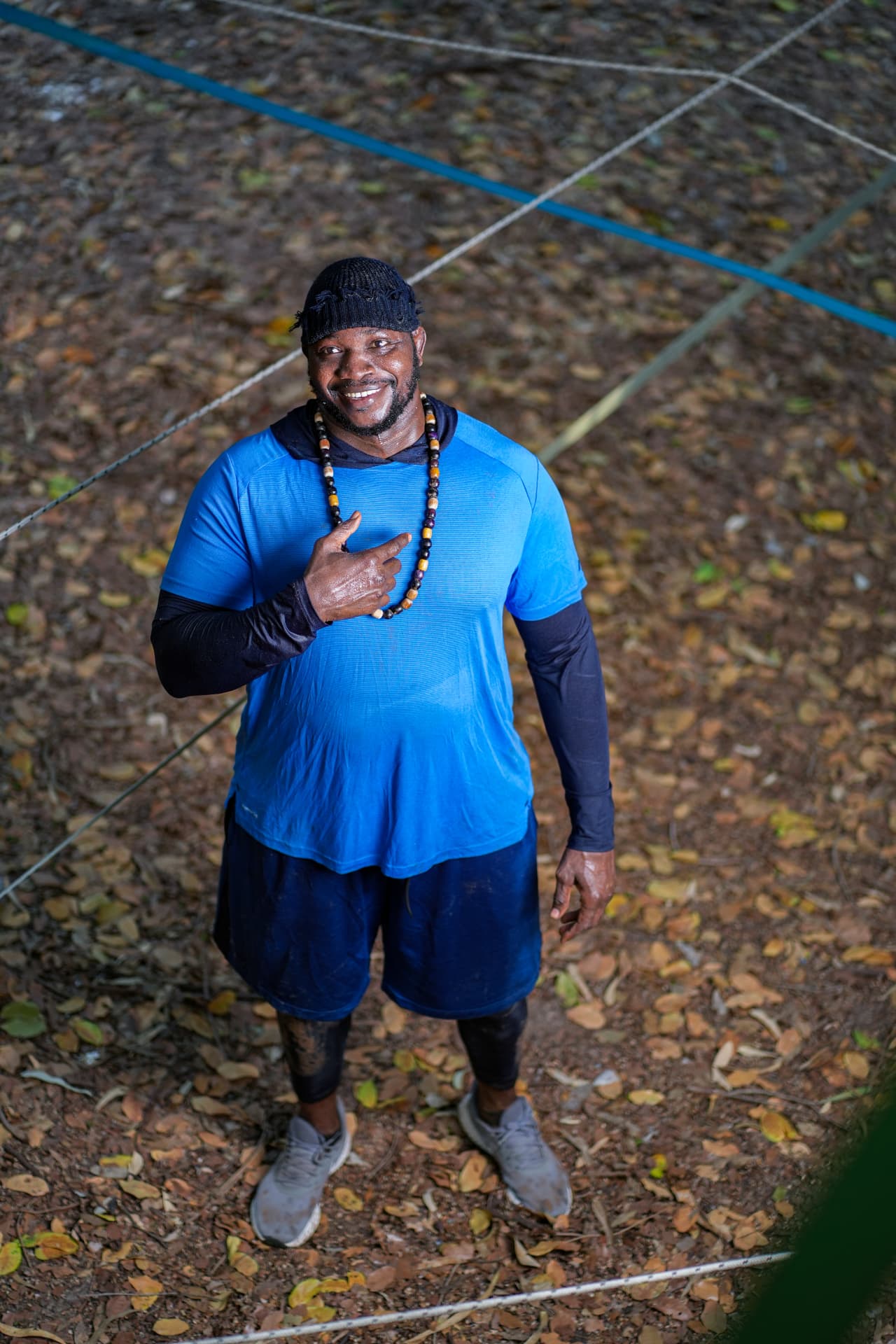 Lutteur souriant en tenue bleue, vue en plongée