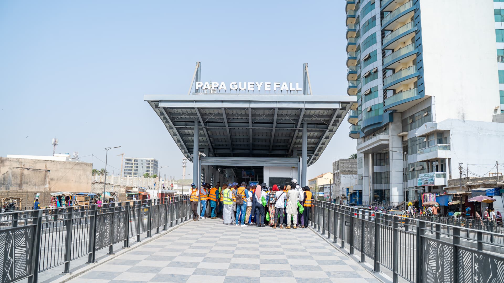 Groupe à l'entrée de la station Papa Guèye Fall