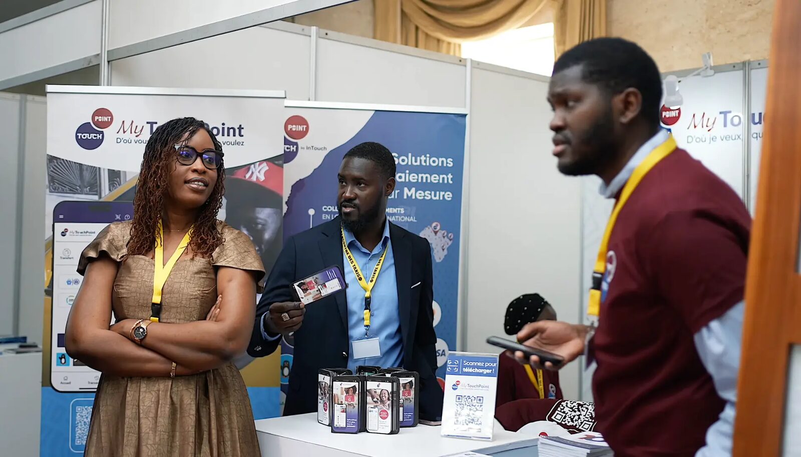 Échanges sur un stand de solutions de paiement