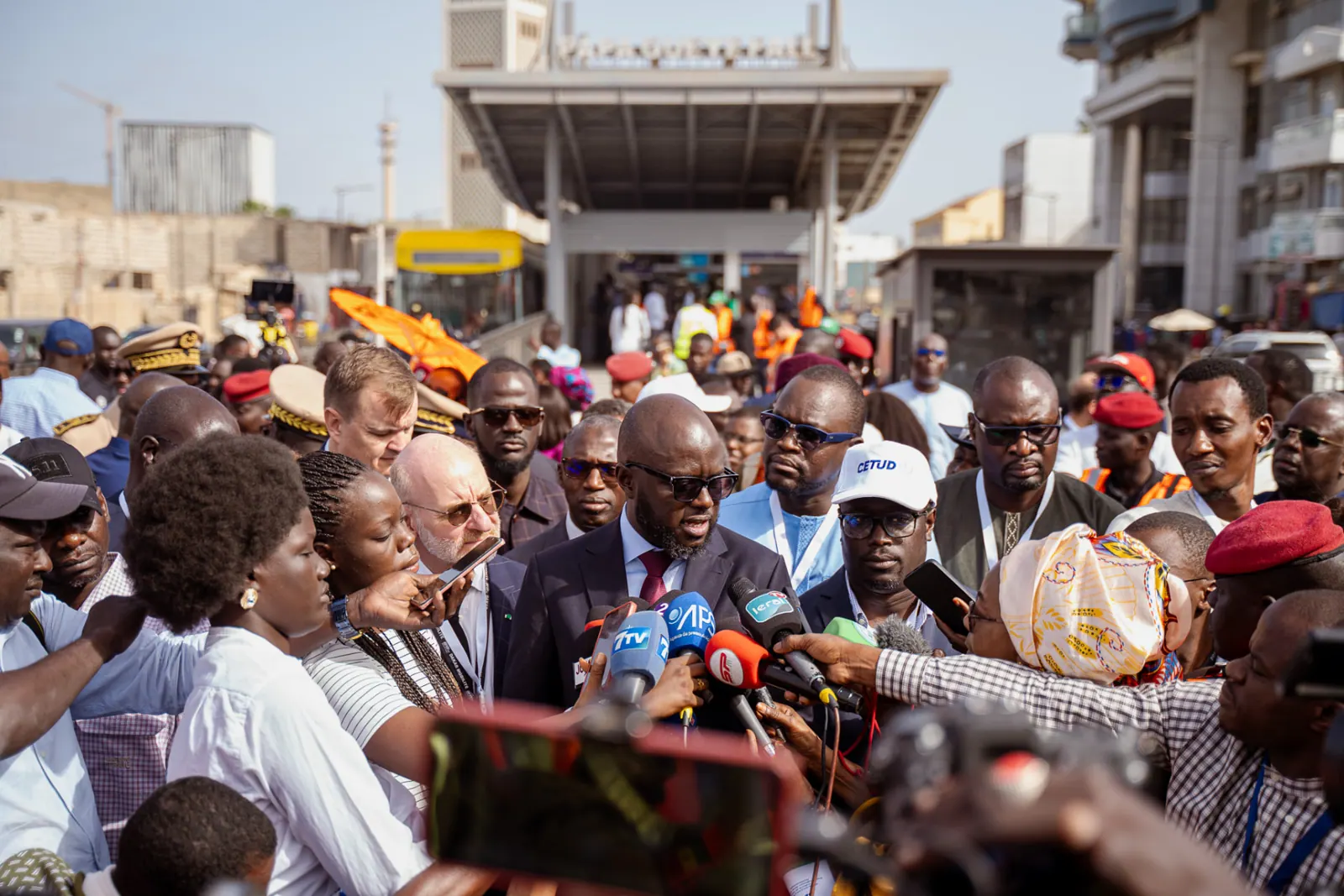 Point presse devant la station Papa Guèye Fall