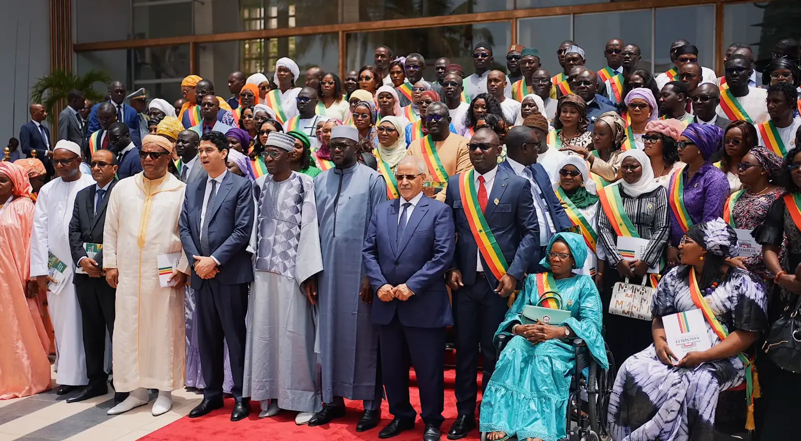 Photo de groupe devant l’Assemblée nationale