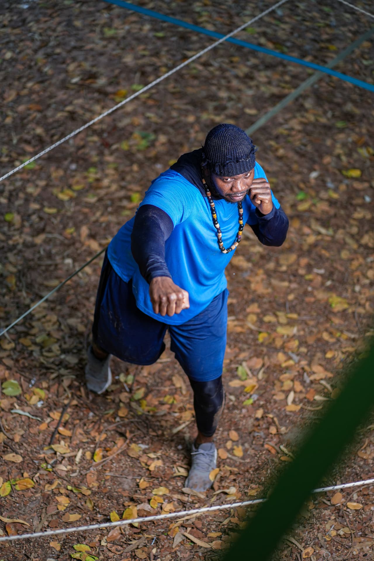 Lutteur en tenue bleue, vue en plongée