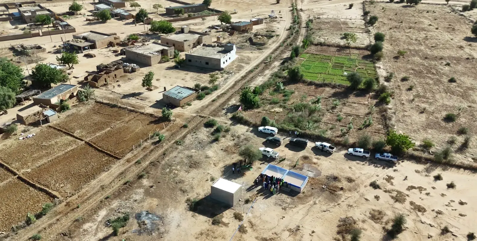 Visite d'un site du projet vue du ciel, près d'un village