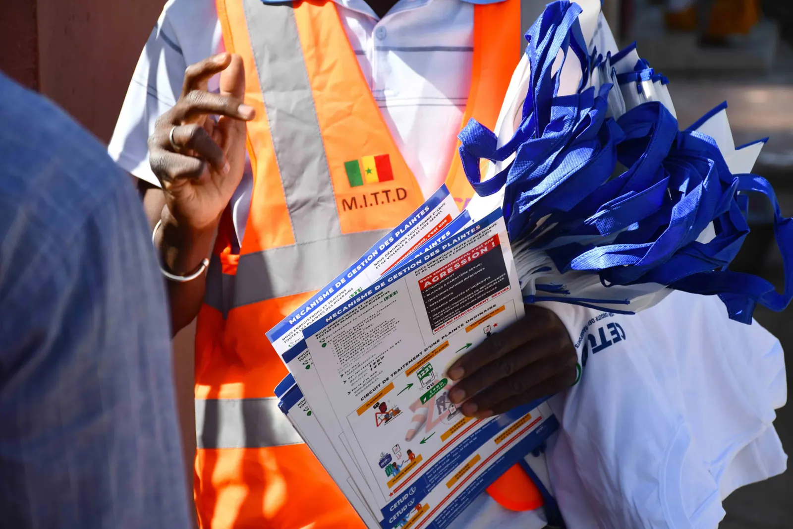 Distribution de dépliants sur le mécanisme de gestion des plaintes du BRT
