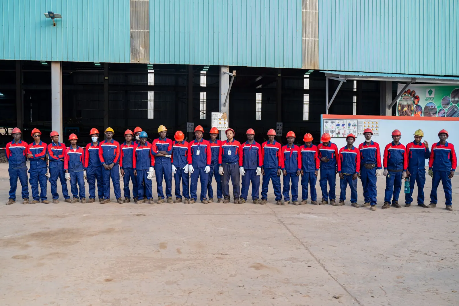 Les équipes SOMETA alignées devant l’usine