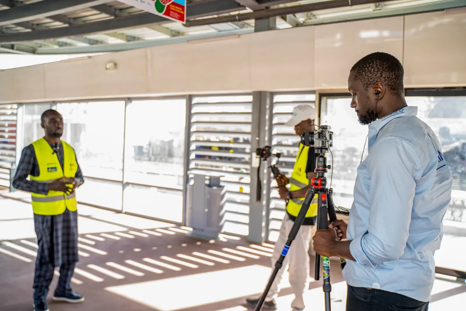 Abdou Karim Gaye filme une interview dans une station du BRT