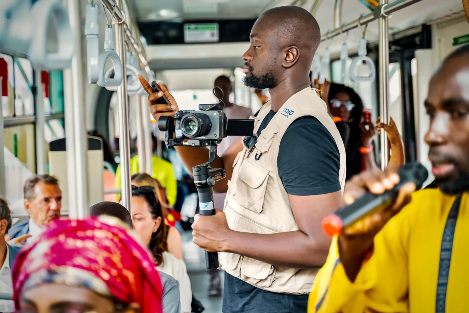 Abdou Karim Gaye filme à bord d'un bus du BRT
