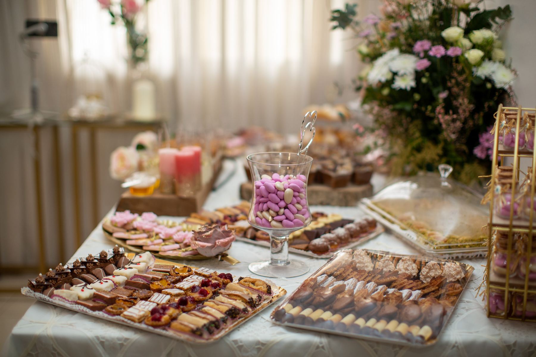 Table de dragées roses et mignardises