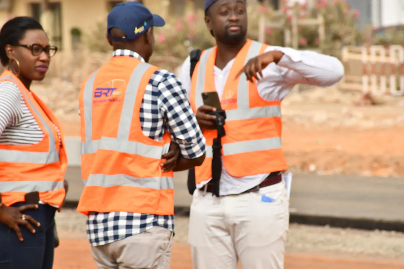 Abdou Karim Gaye en échange avec l'équipe sur le chantier du BRT