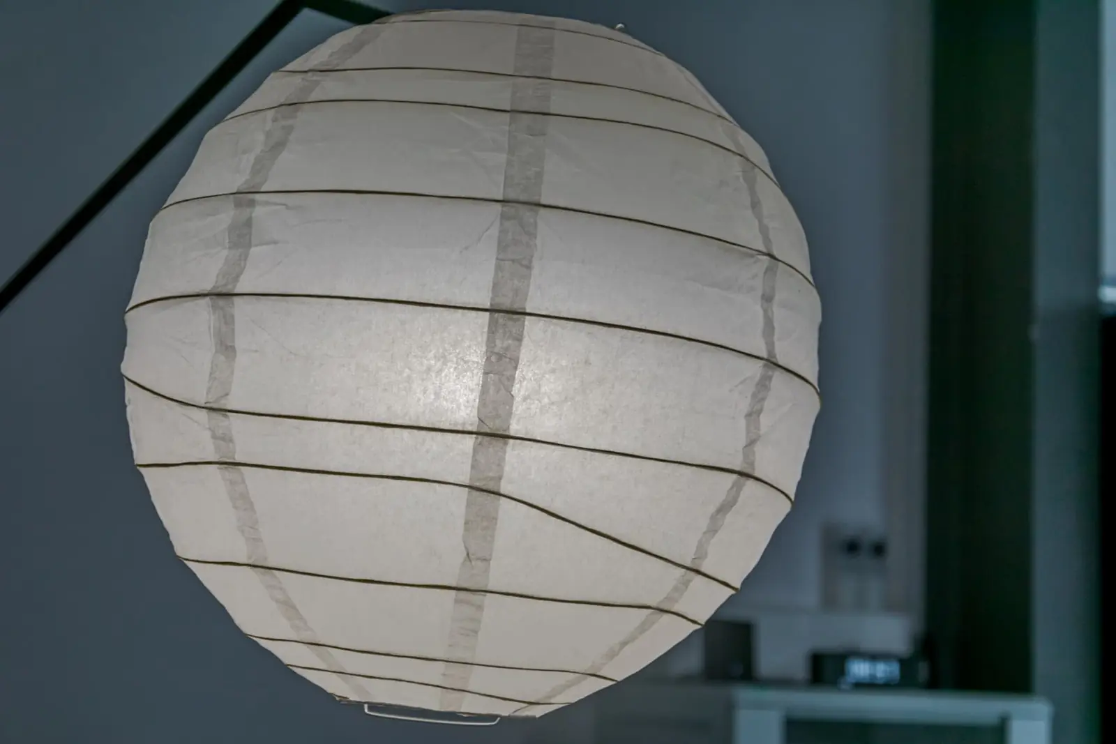 Lanterne en papier blanc éclairée dans un intérieur