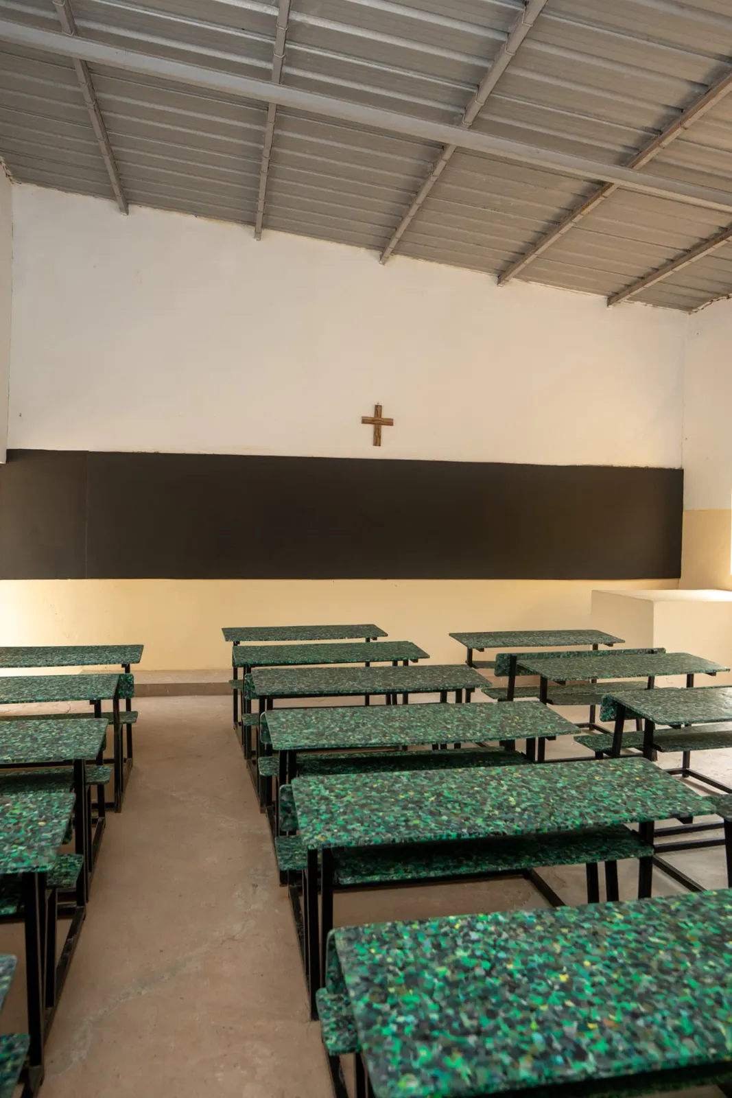 Salle de classe rénovée avec tables-bancs en plastique recyclé Recuplast