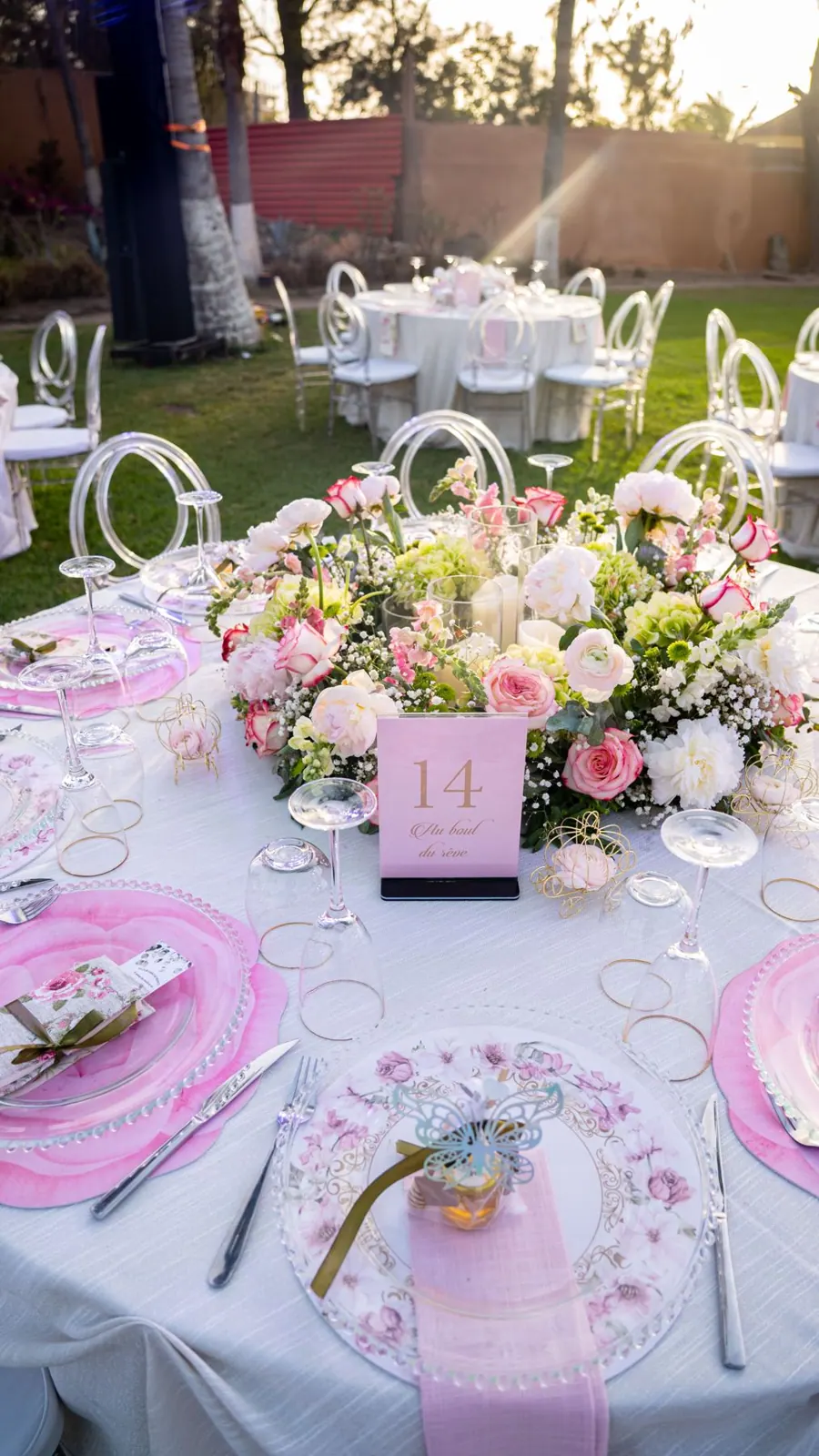 Table fleurie de roses et pivoines, numéro 14