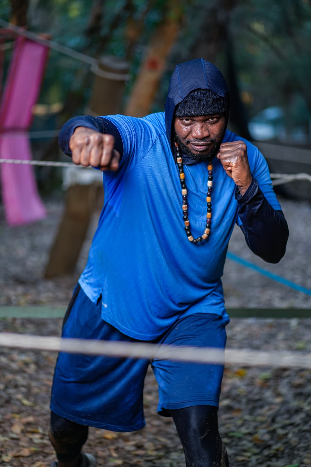 Lutteur en capuche bleue, en garde