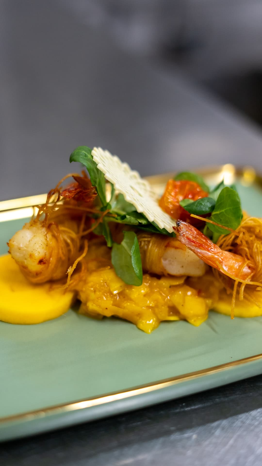 Entrée de gambas en cheveux d'ange sur assiette verte
