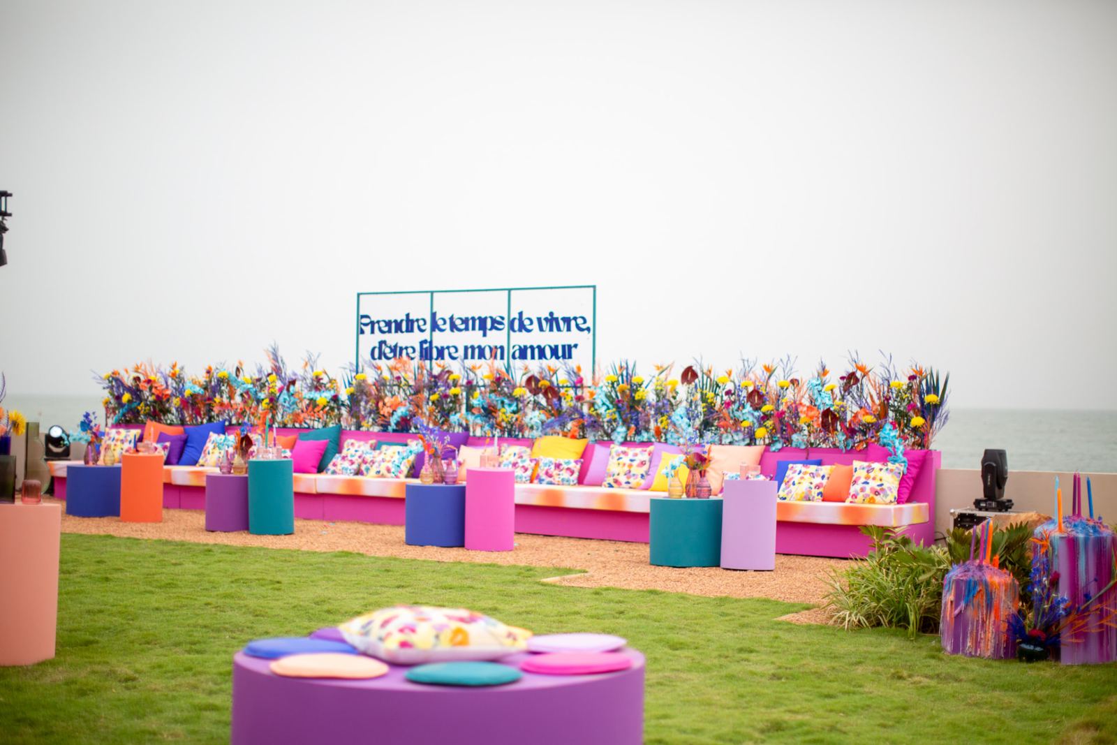 Installation florale Verttige : banquettes colorées face à la mer