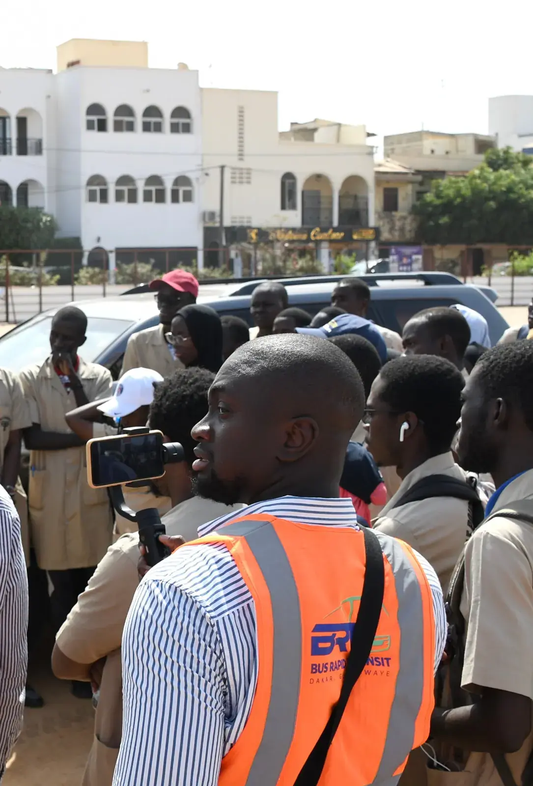 Abdou Karim Gaye filme une visite d'élèves sur le chantier du BRT