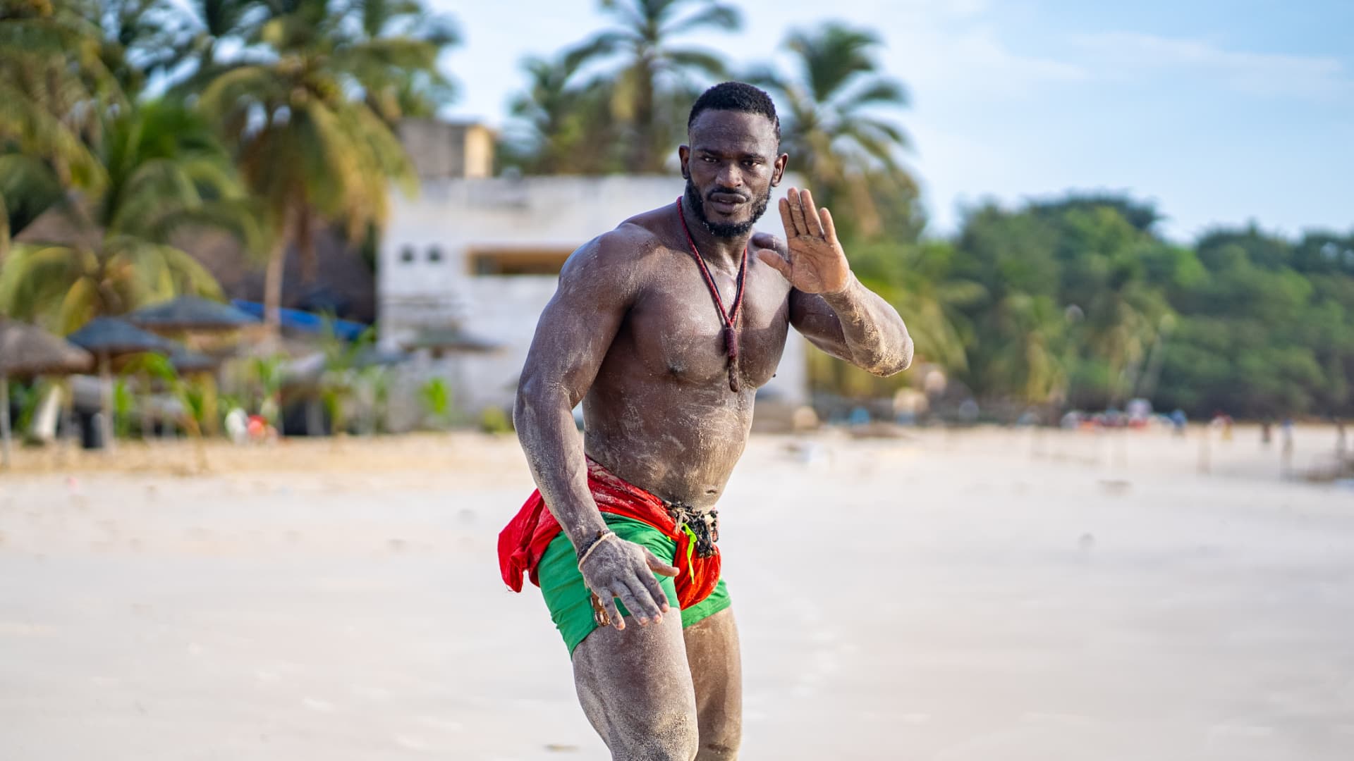 Lutteur en mouvement sur la plage