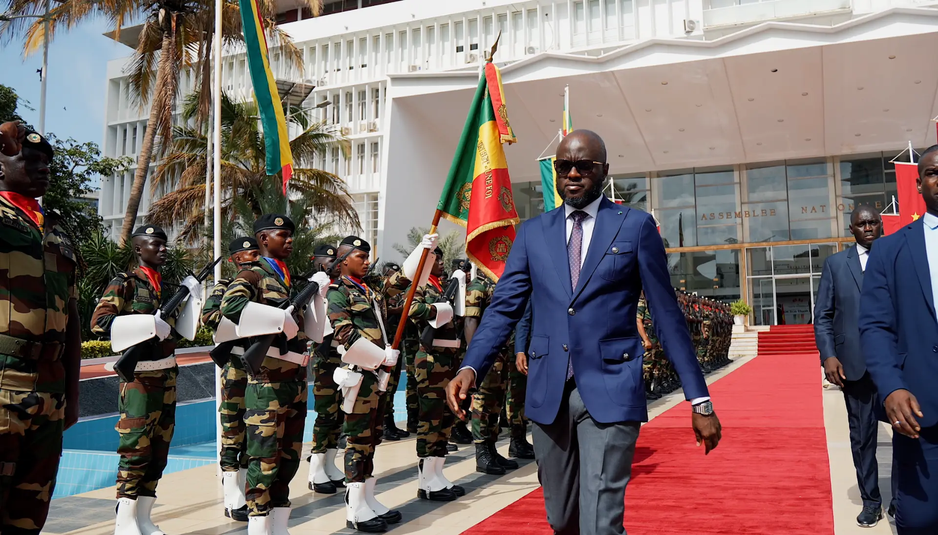 Revue de la garde d’honneur sur le tapis rouge