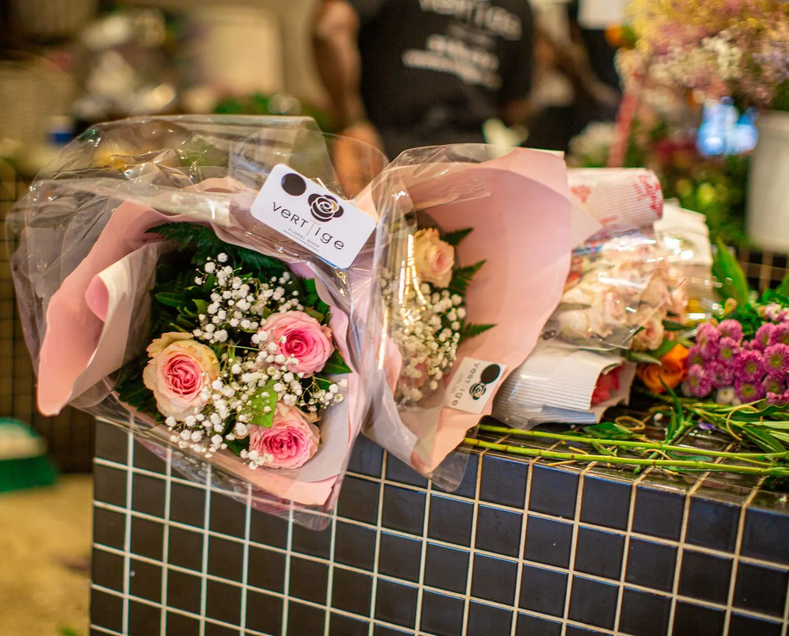 Bouquets emballés prêts à livrer