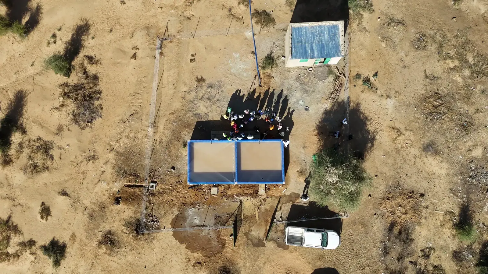 Vue zénithale d'un groupe réuni autour d'un ouvrage