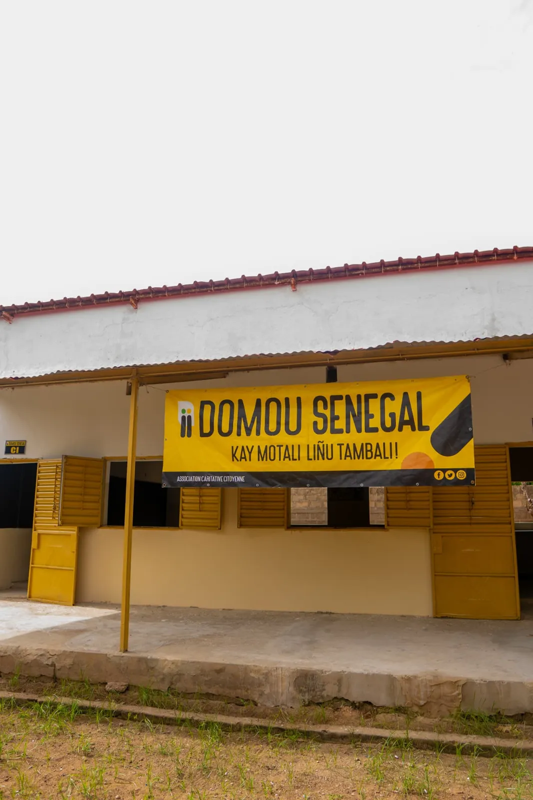Bâtiment de classes repeint avec la banderole Domou Sénégal